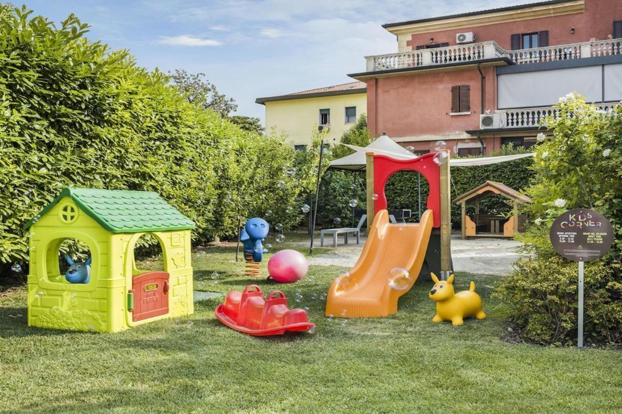 Enjoy Garda Hotel Peschiera del Garda Esterno foto